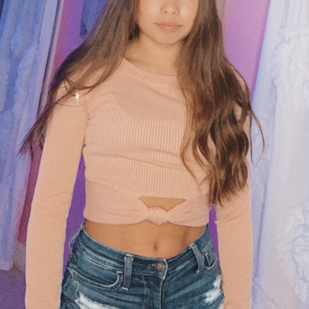 A crop Long sleeve shirt